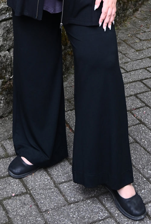 Short Serene Wide Leg Pant with Pockets 2.0- Black Bamboo